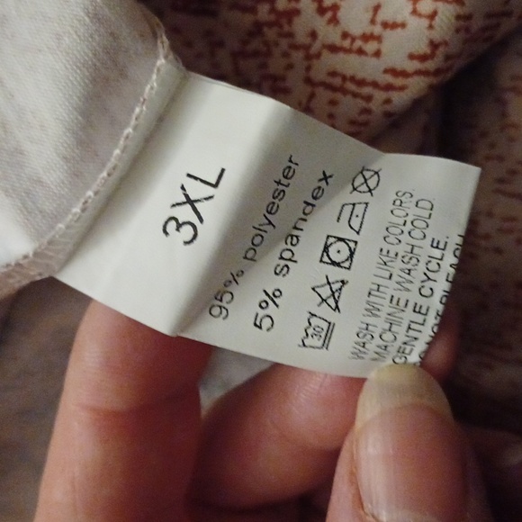 4/$40 New Tunic Top With Feather Design - Size 3XL (US18) - Picture 6 of 6